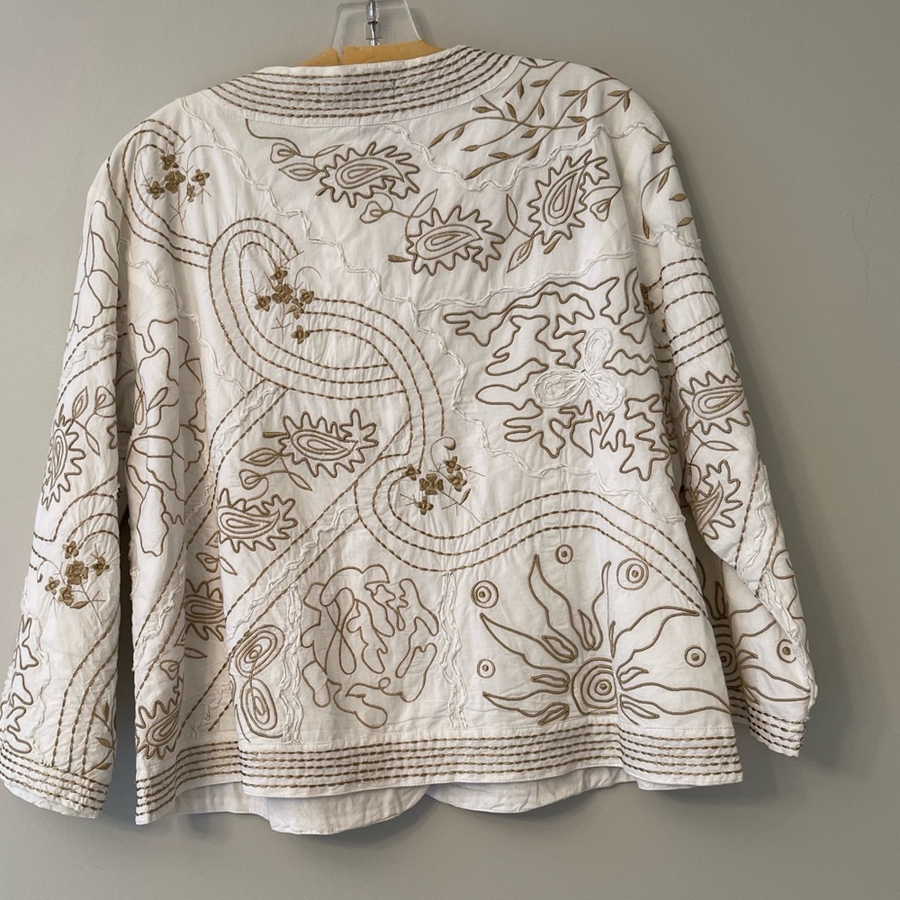 Lightweight beautiful button down embroidered jacket - Picture 2 of 2